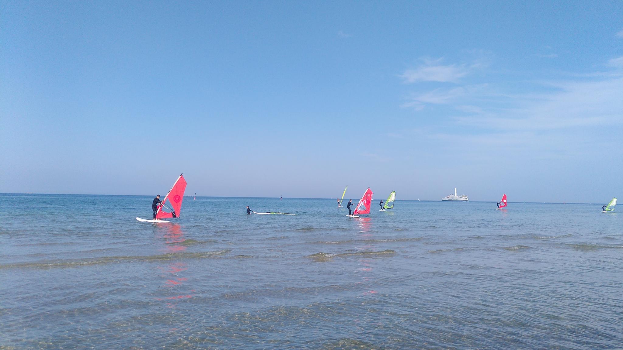 Mehr über den Artikel erfahren Windsurfen in Warnemünde – Klassenfahrt der 9e
