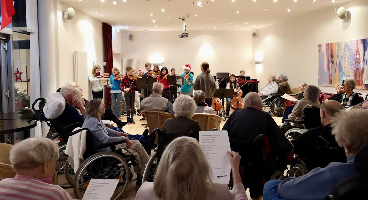 Mehr über den Artikel erfahren Weihnachtliches Musizieren im ELIM Seniorencentrum