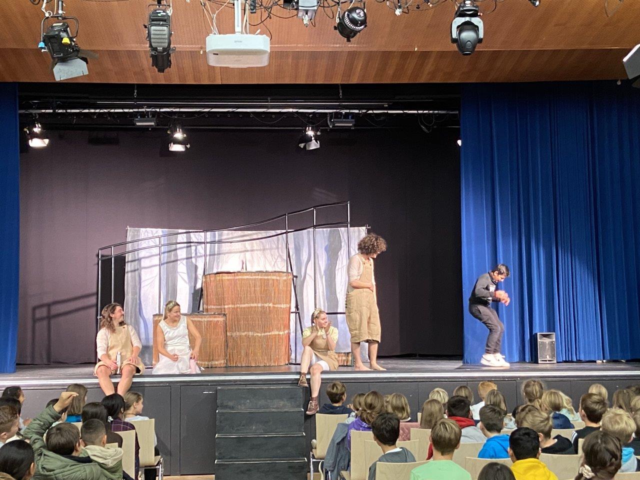 Mehr über den Artikel erfahren Theatervergnügen auf Englisch – das White Horse Theatre zu Besuch bei uns